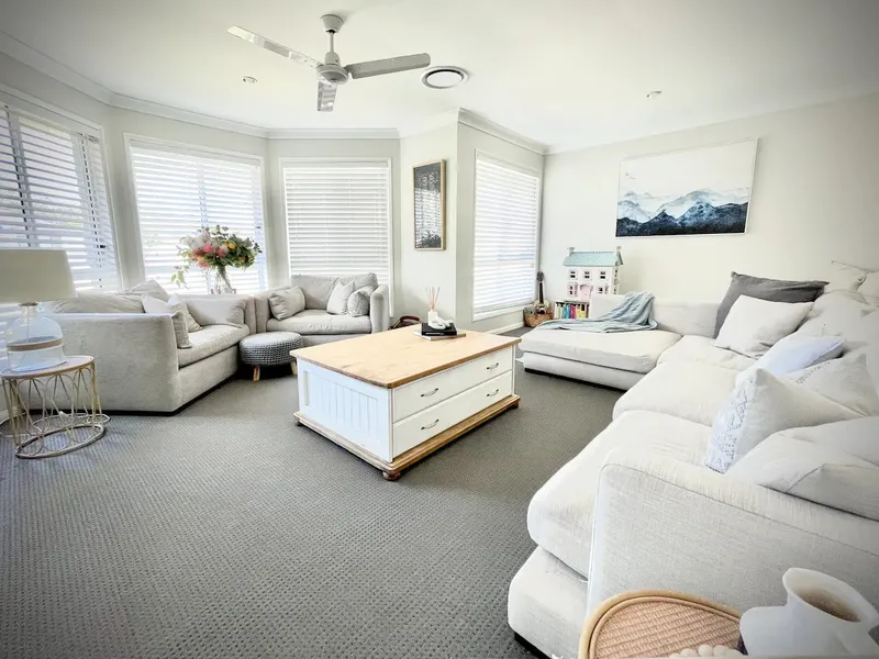 Beautiful fully furnished home in Burleigh Heads