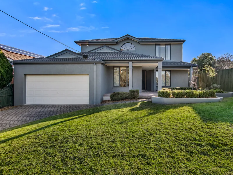 BRIGHT, SPACIOUS AND OPPOSITE THE PARK