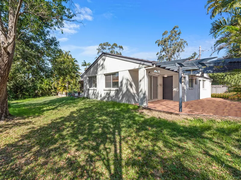 QUINTESSENTIAL FAMILY HOME ON A HUGE 1,019M2 BLOCK