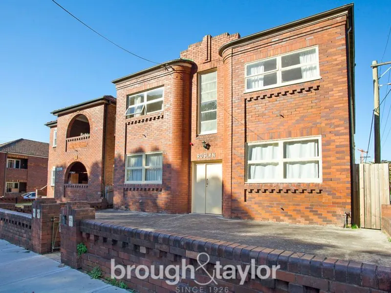 Beautiful Art Deco Two Bedroom Close To Station