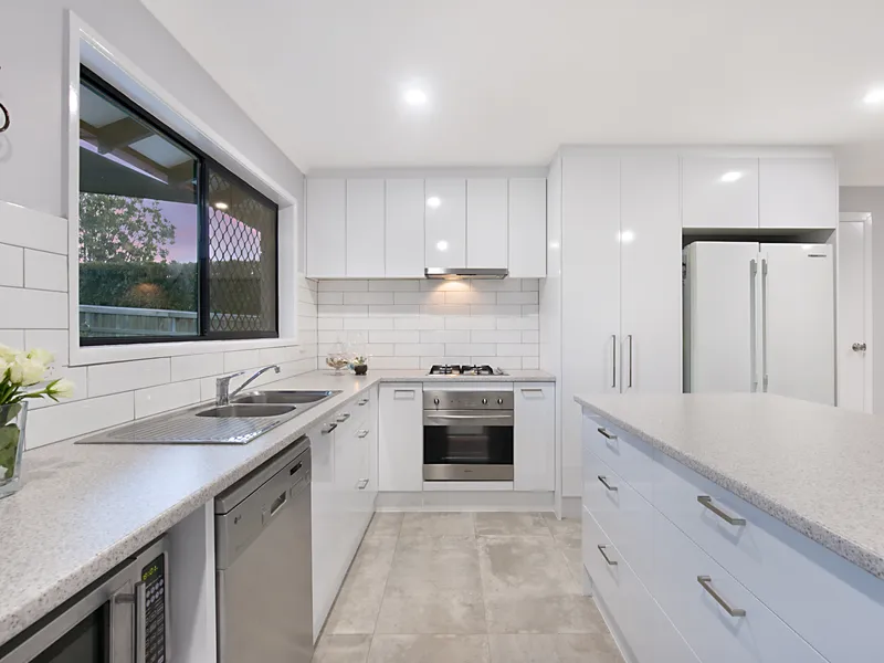 FULLY RENOVATED HOME ON 1,172M2 - WALK TO HYPERDOME