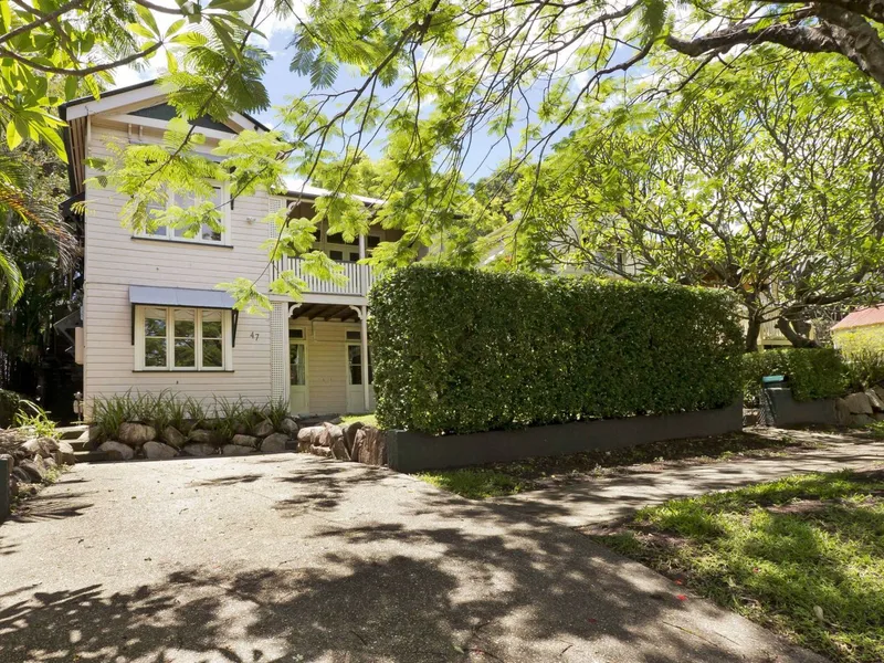 Modern Luxury Living: 5-Bedroom Oasis in Auchenflower