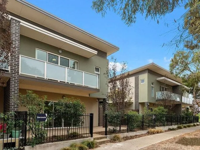 3 BEDROOM LUXURY TOWNHOUSE OVERLOOKING RESERVE, & WALKING DISTANCE TO ALL AMENITIES