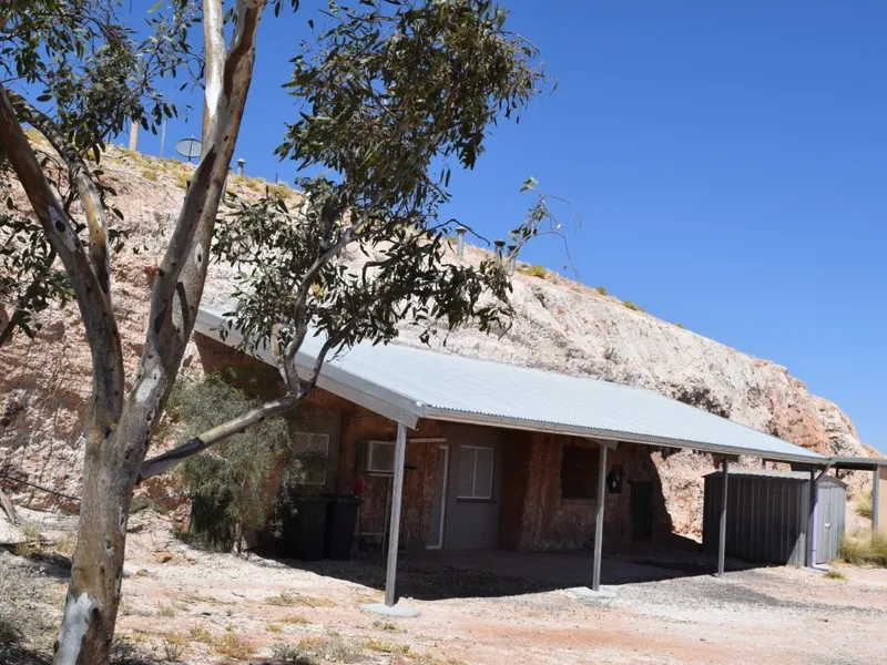 Three-bedroom family Dugout with stunning view across the rugged outback terrain of the area