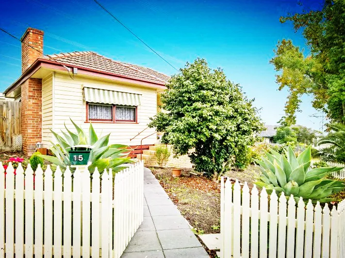 Cozy Family Home ( 3 bed +study) within Ringwood Secondary School Zone!