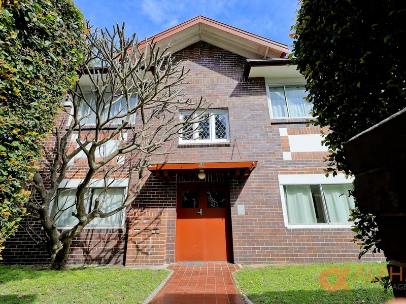 Spacious North-Facing 2-Bedroom Apartment with Sunroom and Study in Prime Kensington Location