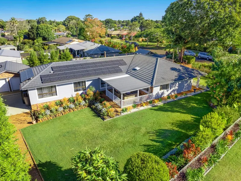 Expansive Private Retreat - in the Heart of Town!