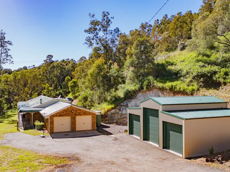 BIG HOUSE - BIG BARN - 10 ACRES + DAM