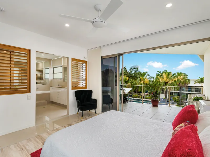 Light and bright on all levels is this luxurious Kawana Island Townhouse