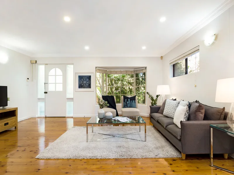 Tranquil garden townhouse moments from village center