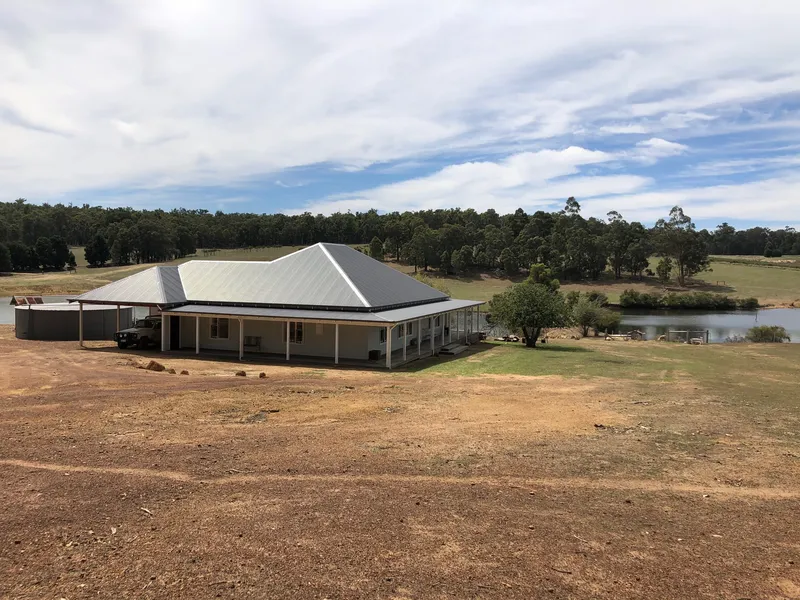 Quintessential Lifestyle /Home – 29.45 HA with an abundance of water just minutes from Donnybrook off popular Brookhampton Road.