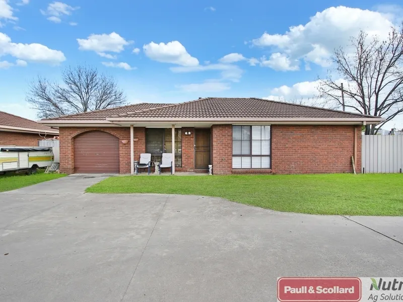 SPACIOUS TOWNHOUSE CLOSE TO SHOPS