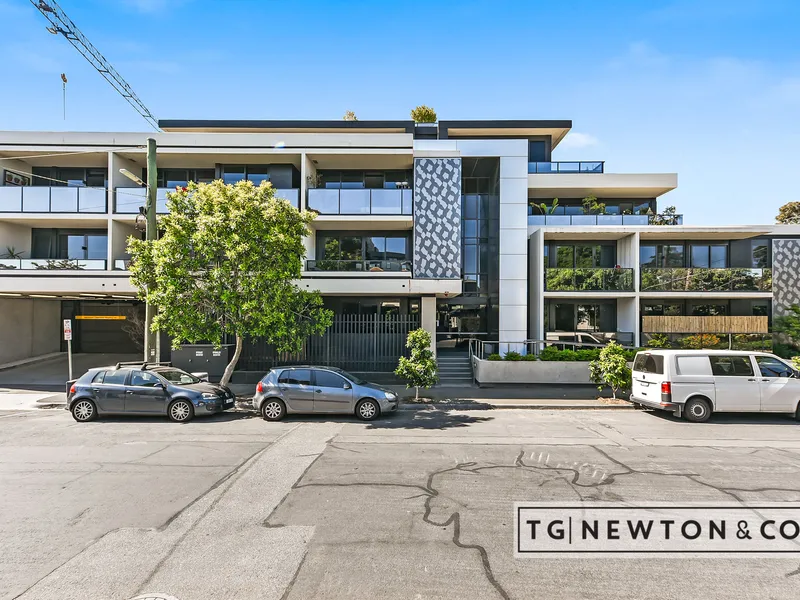 Ground Level Residence with a Huge Courtyard in a Prime Location