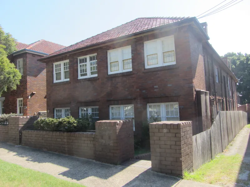 Spacious, modern apartment moments from Centennial Park