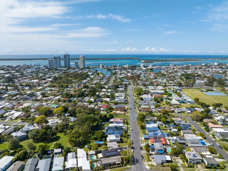 Single Level Entertainer Walking Distance To Biggera Waters State School