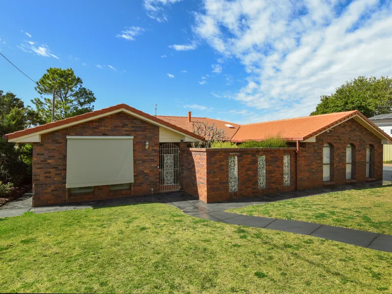 Unique Opportunity / 35 Square Home / Warehouse & Sheds / 4047sqm