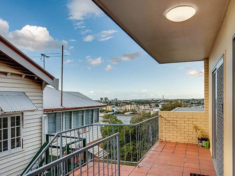 City Views & Close to Everything! Leave the Car At Home!