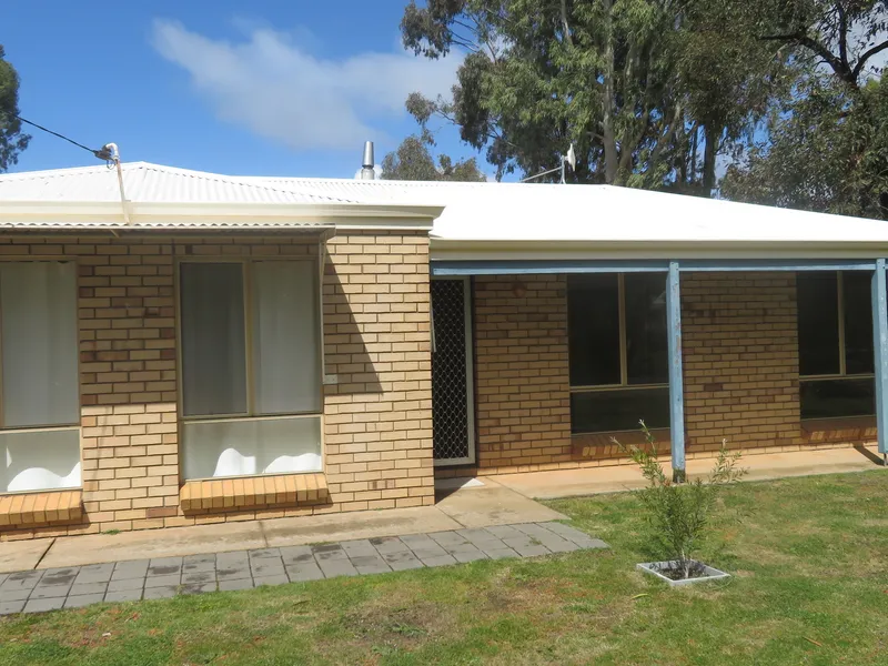 Family Home Close to Town!