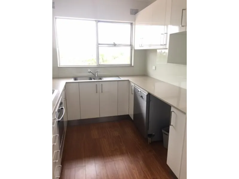 LARGE 2 BEDRM APARTMENT FABULOUSLY LOCATED