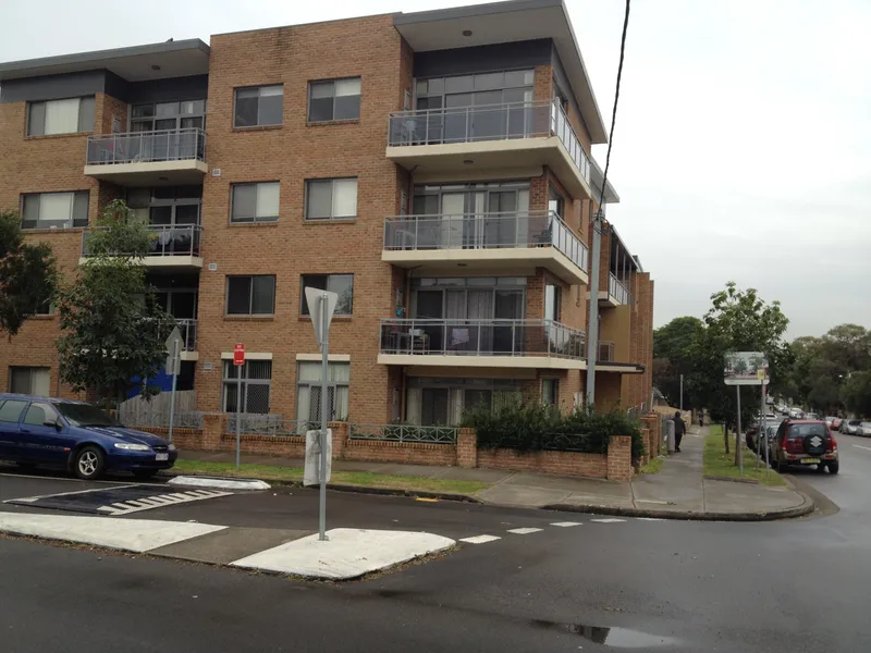 MODERN 2 BEDROOM TOWNHOUSE