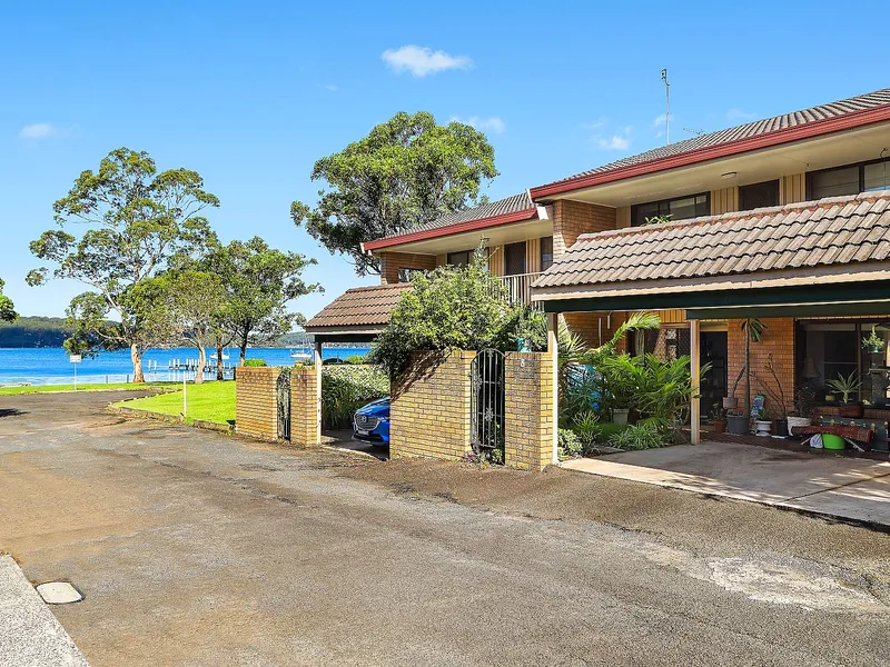 Townhouse in Direct Waterfront Complex