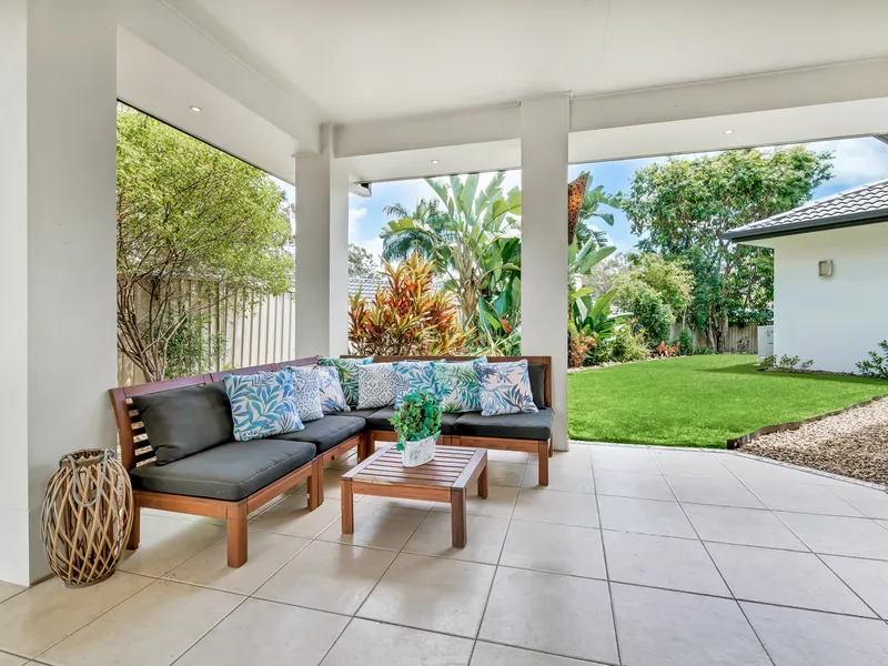 YOUR OWN PRIVATE & TRANQUIL ESCAPE FROM THE OUTSIDE WORLD ... ONE OF ASHMORE'S NEWER HOMES, NESTLED IN A QUIET & SAFE CUL-DE-SAC !!!