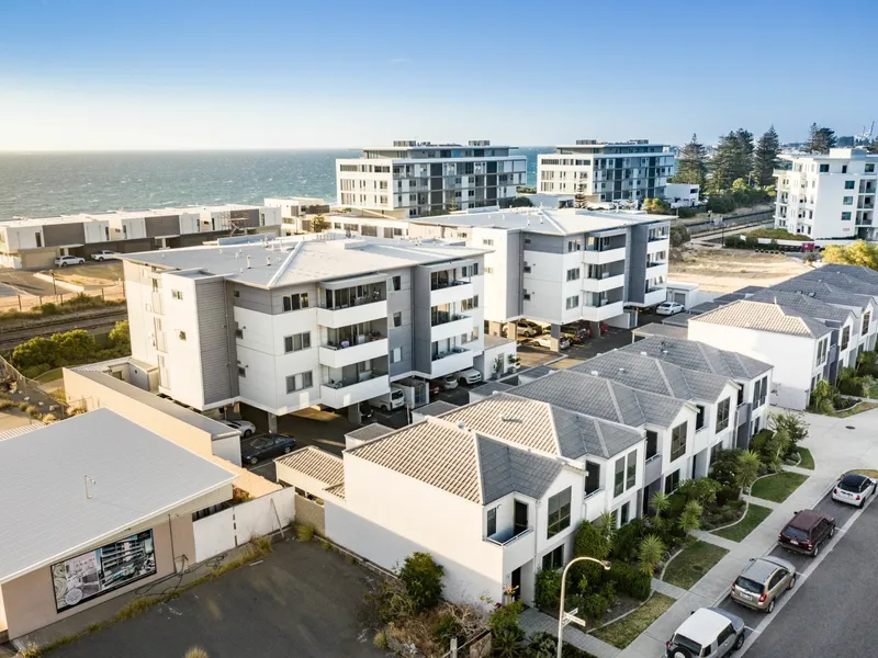 BEACH LIVING CLOSE ON FREMANTLE'S DOORSTEP