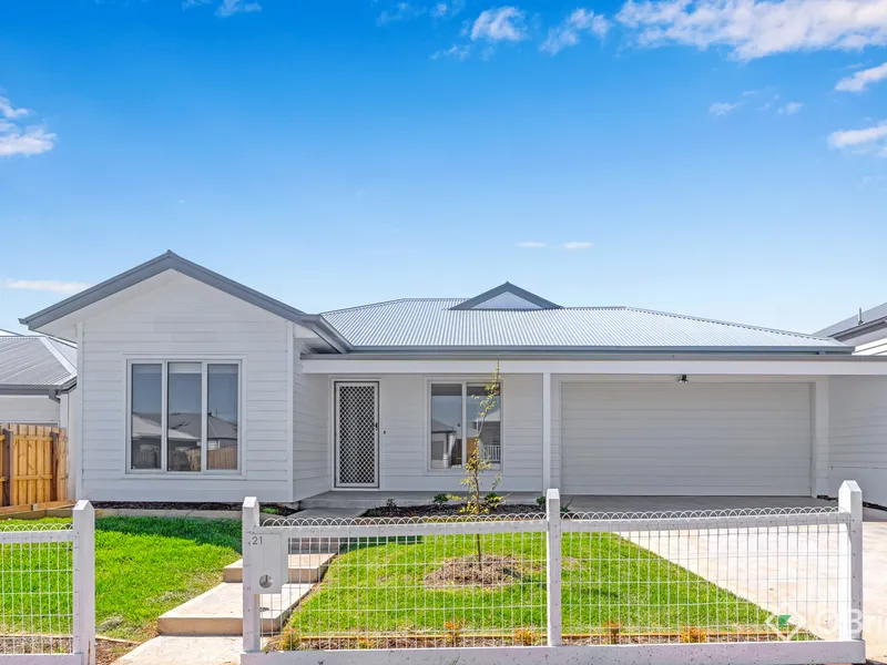 Luxurious 4 Bedroom, 2 Bathroom brand-new home in Eynesbury, with Spacious backyard and double lock-up garage!