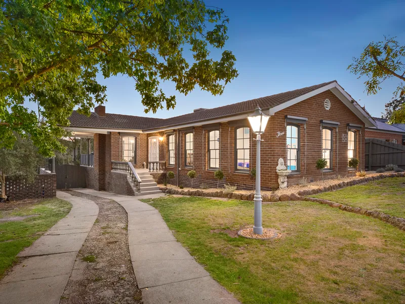 EASY CONVENIENCE AND SUBURBAN SERENITY IN DONVALE