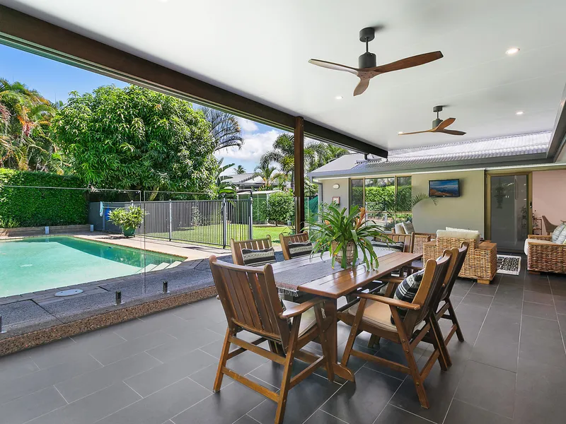 Beautifully renovated lifestyle entertainer minutes to the beach