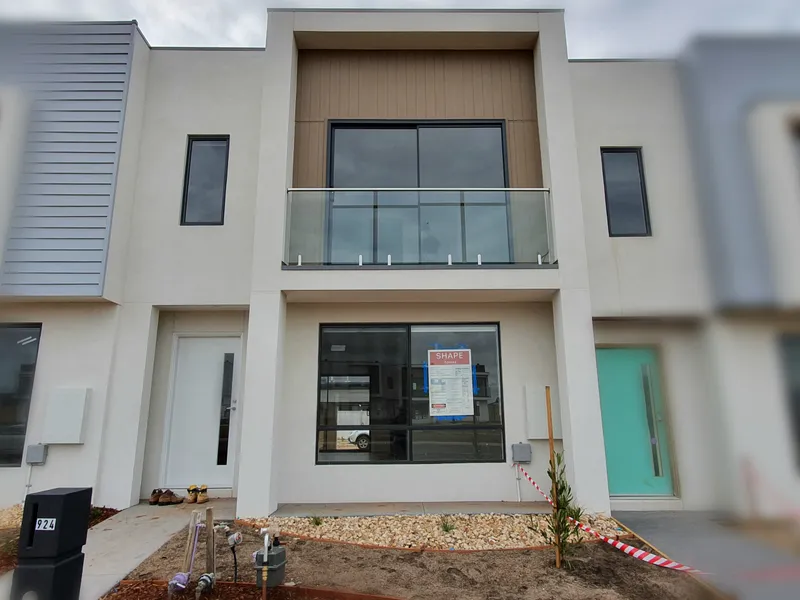 NEARLY NEW TOWNHOUSE!