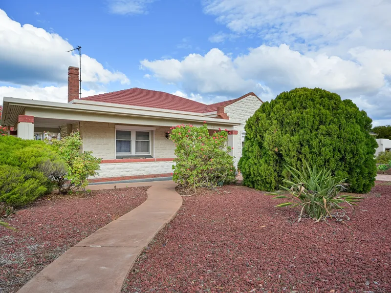 STUNNING EXTENDED 4-BEDROOM FAMILY HOME