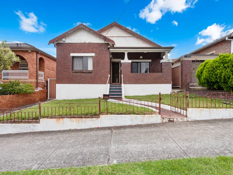 Freestanding home, prime location, pure potential