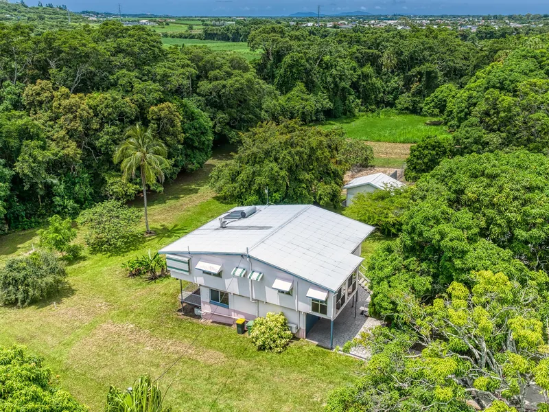 COUNTRY CHARM on 2.3acres CLOSE TO TOWN!!