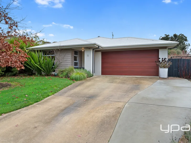 MODERN FAMILY PROPERTY ON 890m2 (approx) BLOCK