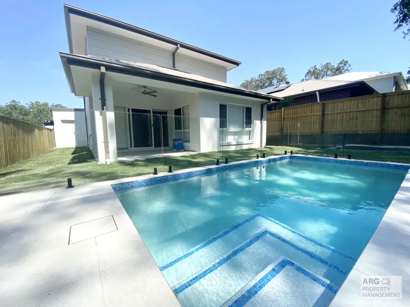 Near new luxurious home with pool