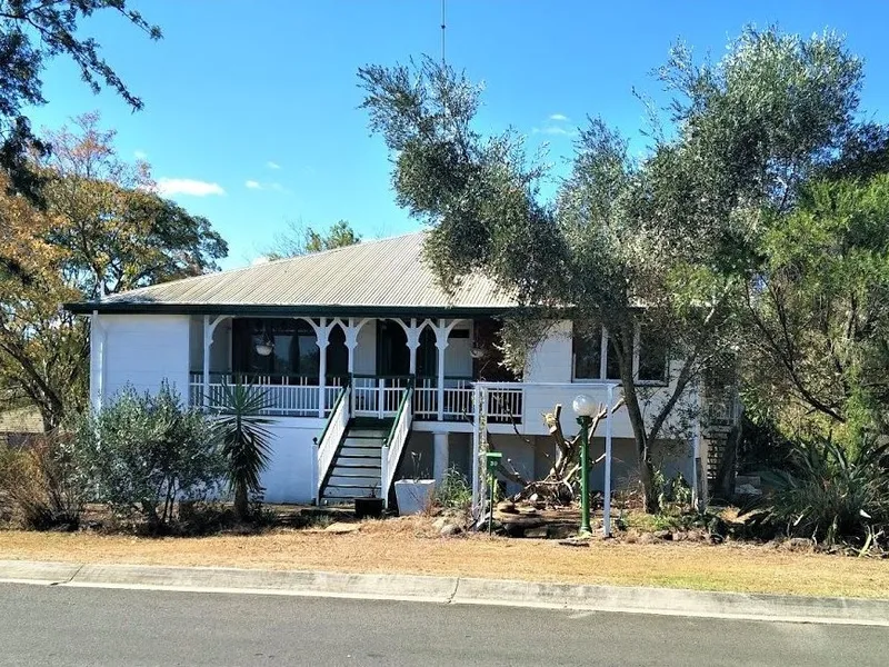 4 Bedroom Family Home on 1 Acre!