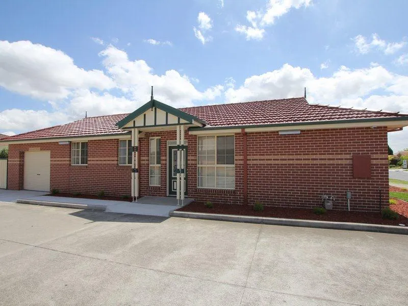 SPACIOUS UNIT ONLY A STONES THROW TO PACIFIC WERRIBEE