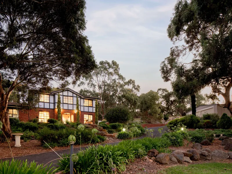 EXCLUSIVE GRANDEUR IN PRESTIGIOUS EMU BOTTOM