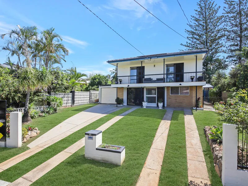 Room for the Whole Family in a Thriving Location with Dual Living!