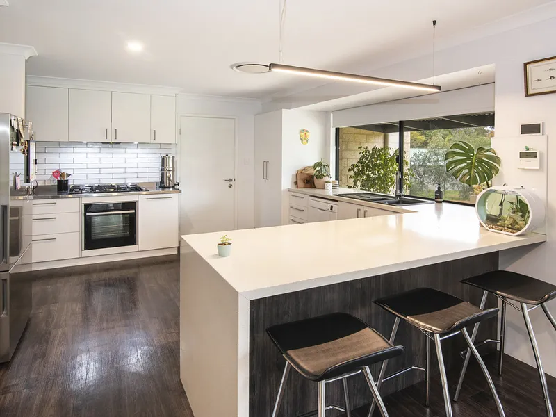 WEST OF TOWN...BIG 4x2 HOME & 2x1 STUDIO...ON 2708M2