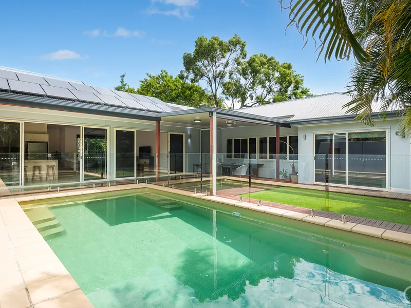 IDEAL LIVING OVER ONE LEVEL!