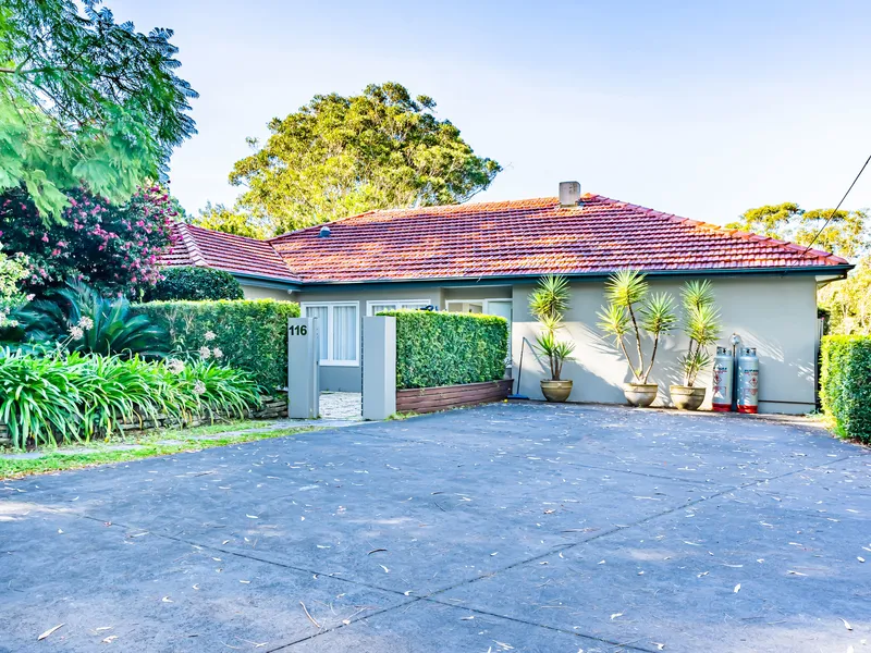 Poolside Multi-Generational Family Living in a Prestigious Wahroonga Setting