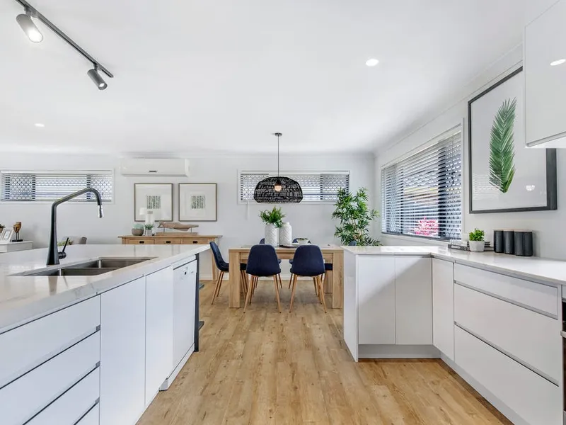 Fully furnished 5 bedroom home with the WOW factor