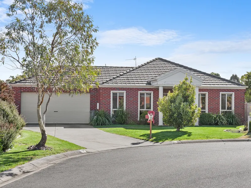 LARGE FAMILY HOME IN QUIET COURT