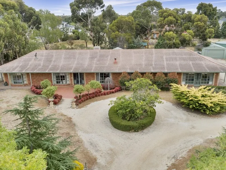 CATERING TO THE LARGER FAMILY IN A EXCLUSIVE ESTATE!