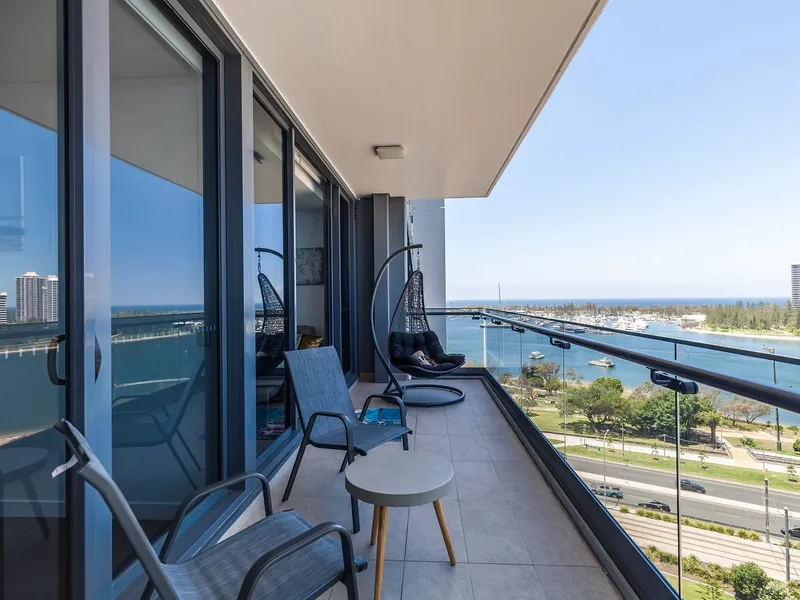 OCEAN SIDE APARTMENT WITH HIGH RENTAL RETURN! STUNNING VIEW! PERFECT LOCATION! MUST SELL!