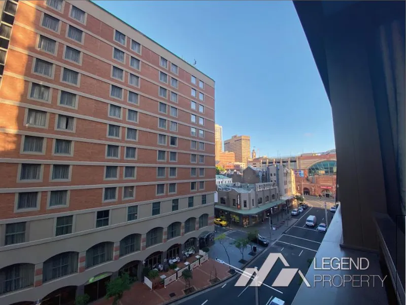 Spacious One Bedroom Apartment Facing East, Extra-large Internal Space with a Separated Study Area