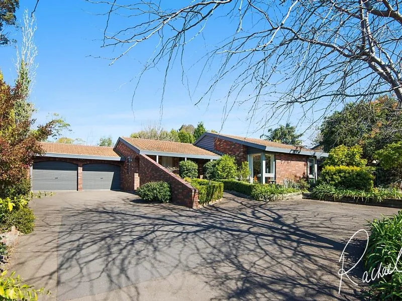 GREAT FAMILY HOME - Walk to Glenorie Village 1/4 Acre block