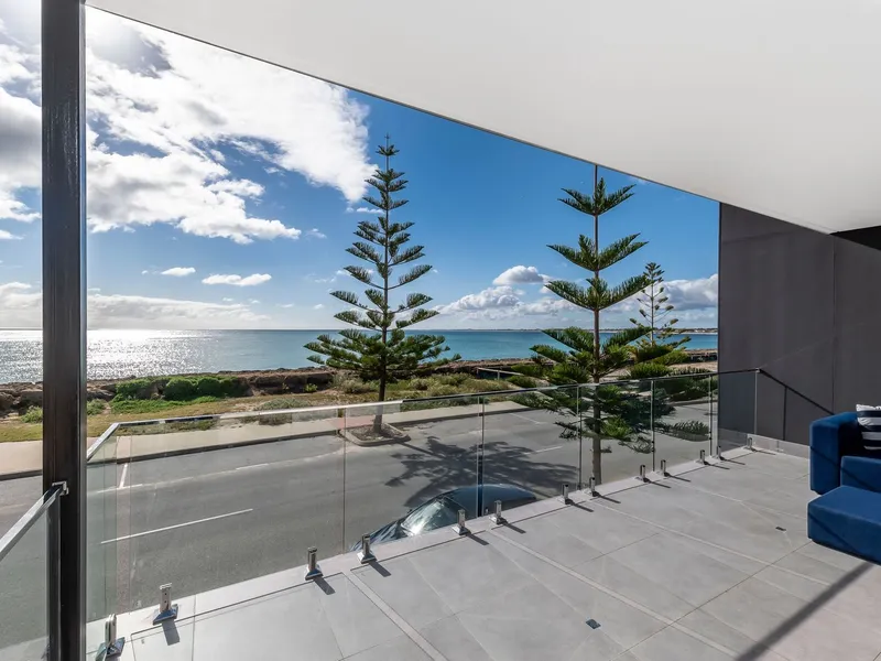 Prime Waterfront Position in the Mandurah Marina Precinct!
